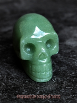 Kristall Schädel "Hejkal" aus Jade